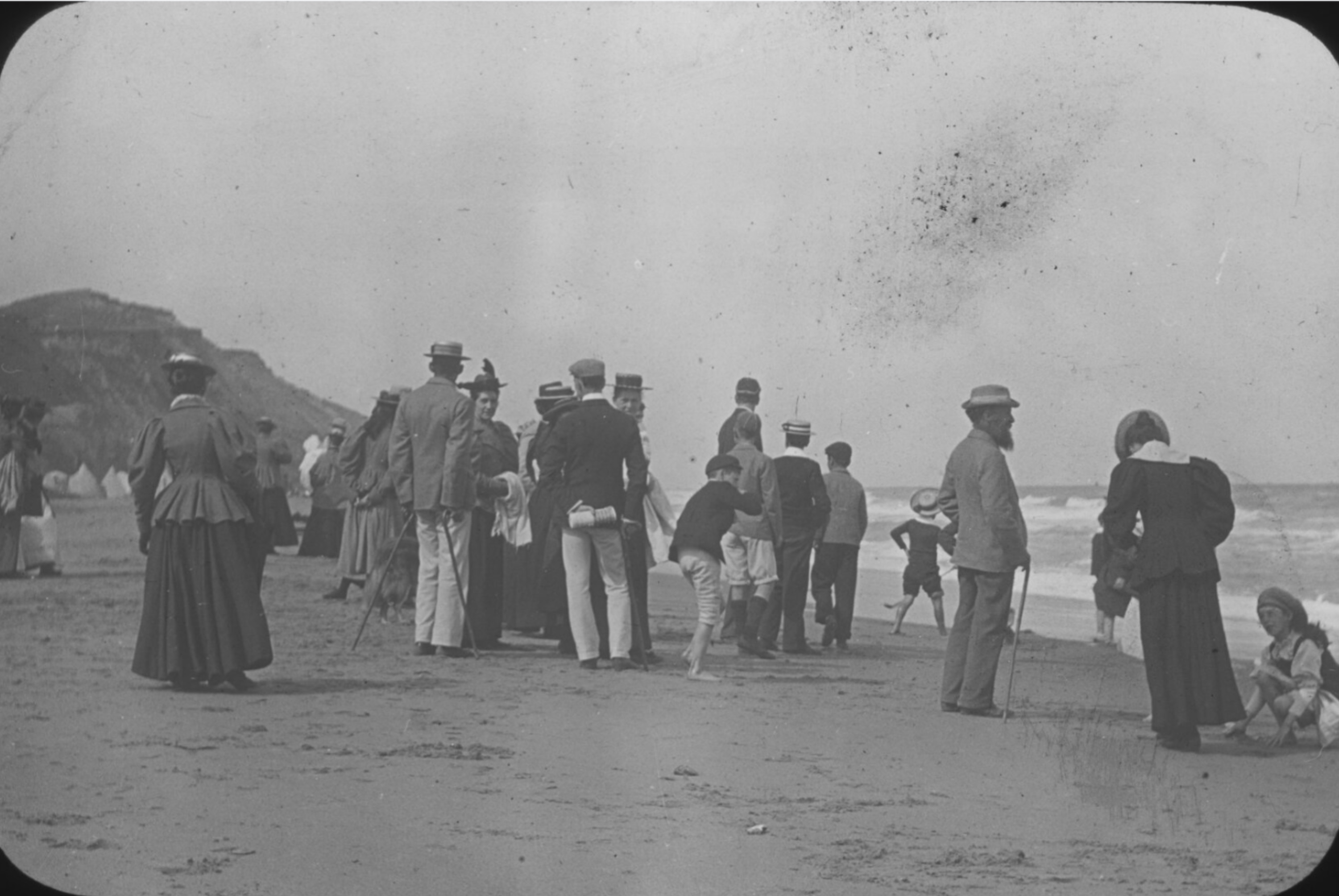 Gruppe von Menschen am Strand.